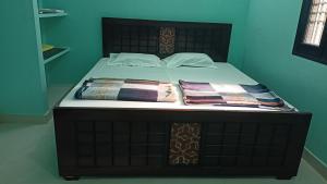 En eller flere senge i et værelse på Kasthuri Guest House