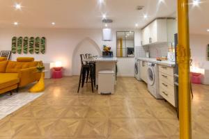 マーゲイトにあるStunning Chapel Margate Hideaway By Adlivのソファとテーブルのあるキッチンとリビングルーム