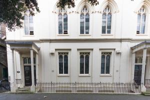 マーゲイトにあるStunning Chapel Margate Hideaway By Adlivの白い家