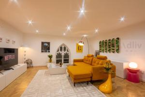 マーゲイトにあるStunning Chapel Margate Hideaway By Adlivのリビングルーム(黄色のソファ、テレビ付)