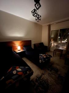 ein Wohnzimmer mit Sofa und Tisch in der Unterkunft Studio in Al Alamein city in El Qasaba esh Sharqīya + 11 Fotos