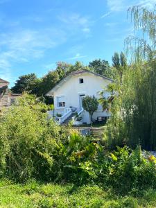a white house in the middle of a yard at La villa du Moulin in Aujac