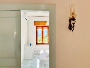 einen Flur mit einem Zimmer mit Fenster in der Unterkunft Villa Giordano in Acquavella + 58 Fotos