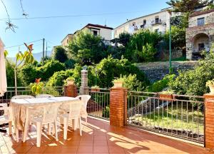 eine Terrasse mit Tisch und Stühlen auf einem Balkon in der Unterkunft Villa Giordano in Acquavella