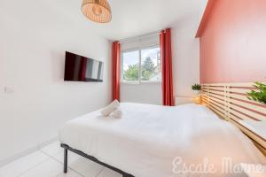 a bedroom with a large white bed and a window at Escale-marne fr - 001 - RDC - Private Terrace - Free Parking - Free Luggage Storage - Metro 8 Eiffel Tower -All equipped - Linen Included - Washing Machine - Dish Washer - Luxury Mattress 160X200 - Panoramic View - From 1 to 4 guests in Maisons-Alfort