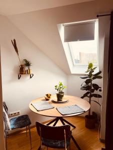 クレーフェルトにあるRooftop Flat next to HBF & Messe Düsseldorfのテーブルと窓のあるダイニングルーム