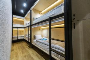Двухъярусная кровать или двухъярусные кровати в номере Хостел ICON