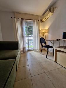 ein Wohnzimmer mit Sofa und Tisch in der Unterkunft Francia Apartment in Rosario