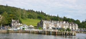 un grupo de edificios junto a un cuerpo de agua en Finest Retreats - Kelsick Villa Guest House - Great Gable, en Ambleside 4 fotos más