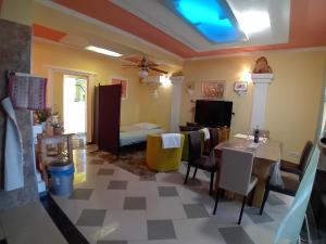 奥米沙利D,apartman' ulica pušća 51, 51513 Omišalj的带桌子的客厅和餐厅 更多37张照片