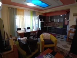 奥米沙利D,apartman' ulica pušća 51, 51513 Omišalj的客厅里有一张桌子和黄色的椅子