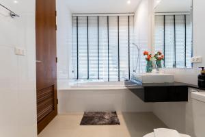 Ένα μπάνιο στο VIP Dream Suite Residence, Klong Muang Beachfront Krabi