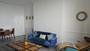 Ruang duduk di Ground floor sea view flat Hastings