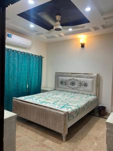 Un dormitorio con una cama con techo azul. en Quick Guest Houses, en Islamabad
