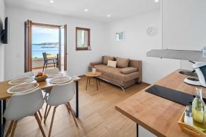 una cucina e un soggiorno con tavolo e sedie di Villa Paladium a Trogir