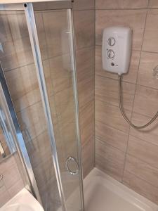 una ducha con puerta de cristal en un baño en Saint Annes Guest House - 22 Berkeley, en Dublín