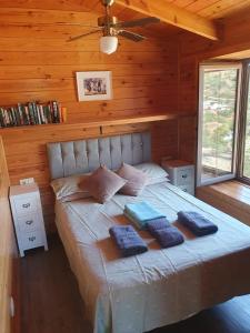 Postel nebo postele na pokoji v ubytování Mountainside Log Cabin near to Golf and Sea