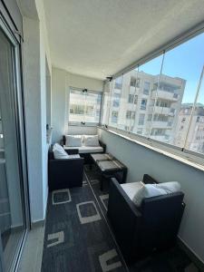 Habitación con 2 sofás y una ventana grande. en Apartment Milky, en Mostar 10 fotos más