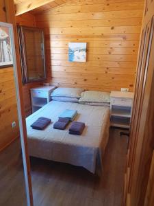 Postel nebo postele na pokoji v ubytování Mountainside Log Cabin near to Golf and Sea + 68 fotografií