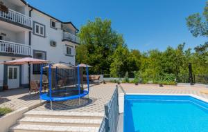 Bazén v ubytování Villa Zovko in Makarska by Villas Guide nebo v jeho okolí