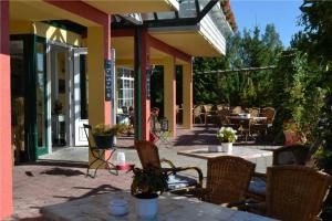un patio con tavolo e sedie e un edificio di Hotel St Hubertus Wienrode a Wienrode