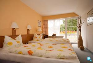 una camera da letto con due letti e una finestra di Hotel St Hubertus Wienrode a Wienrode Altre 4 foto