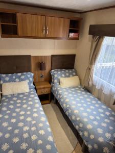 タターズホールにあるTattershall Lakes 49 Larch Viewの小さなベッドルーム(ベッド2台、窓付) +15枚の写真