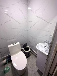 Un baño de Cube Guest House OSH