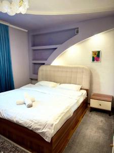 Una cama o camas en una habitación de Cube Guest House OSH