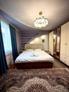 Una cama o camas en una habitación de Cube Guest House OSH
