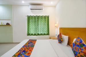 Postel nebo postele na pokoji v ubytování FabHotel A&M - Nr LV Prasad Institute, Banjara Hills