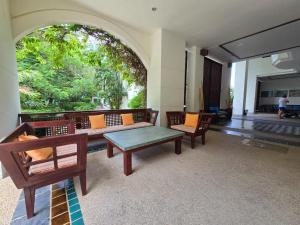 Zona d'estar a Waterfront High Tide Suite - Ocean View