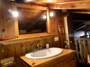 Koupelna v ubytování GuestHost - Casa Carola - Lovely Courmayeur Flat!