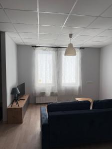 Μια τηλεόραση ή/και κέντρο ψυχαγωγίας στο Apartamenti Upesgrīvā