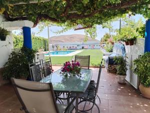 einen Tisch und Stühle auf einer Terrasse mit Pool in der Unterkunft Parada del Herrero casa rural in Zújar + 17 Fotos