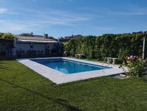 ein Swimmingpool im Hof eines Hauses in der Unterkunft Parada del Herrero casa rural in Zújar