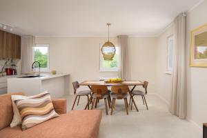 a kitchen and dining room with a table and chairs at Villa Casa della Capra by Istrialux in Foli