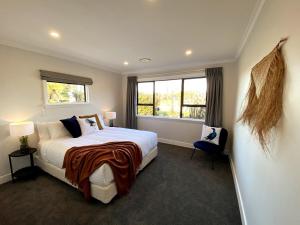 En eller flere senge i et værelse på A Taste of Kiwi close to Event Centres