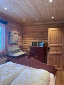 a bedroom with a bed in a log cabin at Blazerbu Four-Bedroom Chalet in Hol