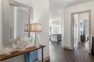 sala de estar con espejo y mesa con lámpara en Pointe Us to the Beach by 30A Escapes, en Rosemary Beach