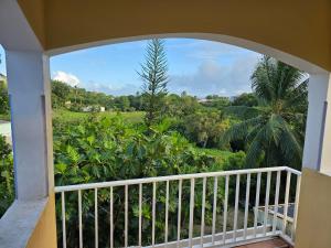 einen Balkon mit Waldblick in der Unterkunft ÉLÉGANT APPARTEMENT À LA CAMPAGNE in Sainte-Anne