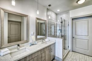 Ένα μπάνιο στο The Pointe Unit 321 by 30A Escapes