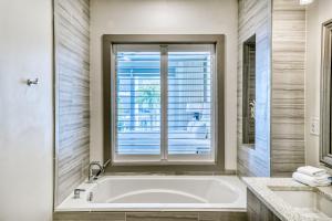 Ένα μπάνιο στο The Pointe Unit 321 by 30A Escapes