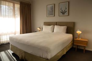 ハーンドルフにあるReisen Hotelの大きなベッドと窓のある寝室