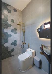 a bathroom with a toilet and a sink at Homestay Mai Biển Ninh Chử in Thôn Mỹ Nghĩa