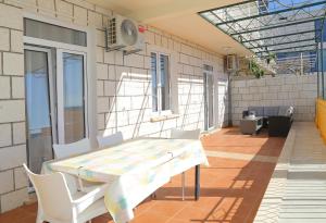Un patio con una mesa y sillas en un edificio. en Apartments Isabora, en Dubrovnik