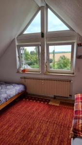 Postel nebo postele na pokoji v ubytování Helles Zimmer 18 qm in 6,5-Zi-Wohnung nähe Frankfurt, Hanau, Büdingen, Friedberg