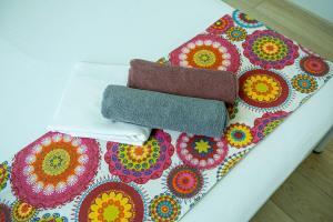 twee handdoeken op een tafel met bloemen erop bij Doba In Ua Luhovska255 Apartments in Dnipro +116 foto's