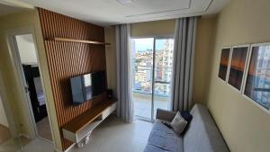 Televízia a/alebo spoločenská miestnosť v ubytovaní Apartamento Novo e Completo no Centro com garagem