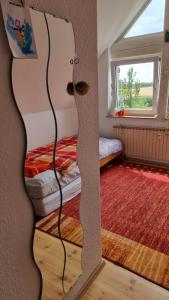 Postel nebo postele na pokoji v ubytování Helles Zimmer 18 qm in 6,5-Zi-Wohnung nähe Frankfurt, Hanau, Büdingen, Friedberg + 11 fotografií